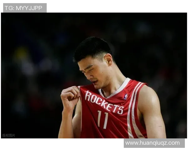 姚明挑战自我勇敢游泳渡河展现运动员的坚韧与毅力