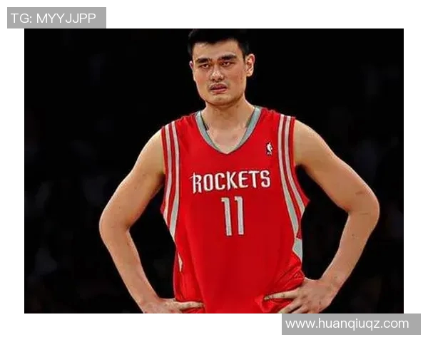 姚明被人扛起的瞬间展现了友谊与力量的完美结合与感人故事 姚明被人扛起的瞬间展现了友谊与力量的完美结合与感人故事