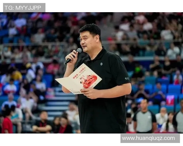 姚明双手抱头瞬间展现无奈与坚持的篮球人生哲学